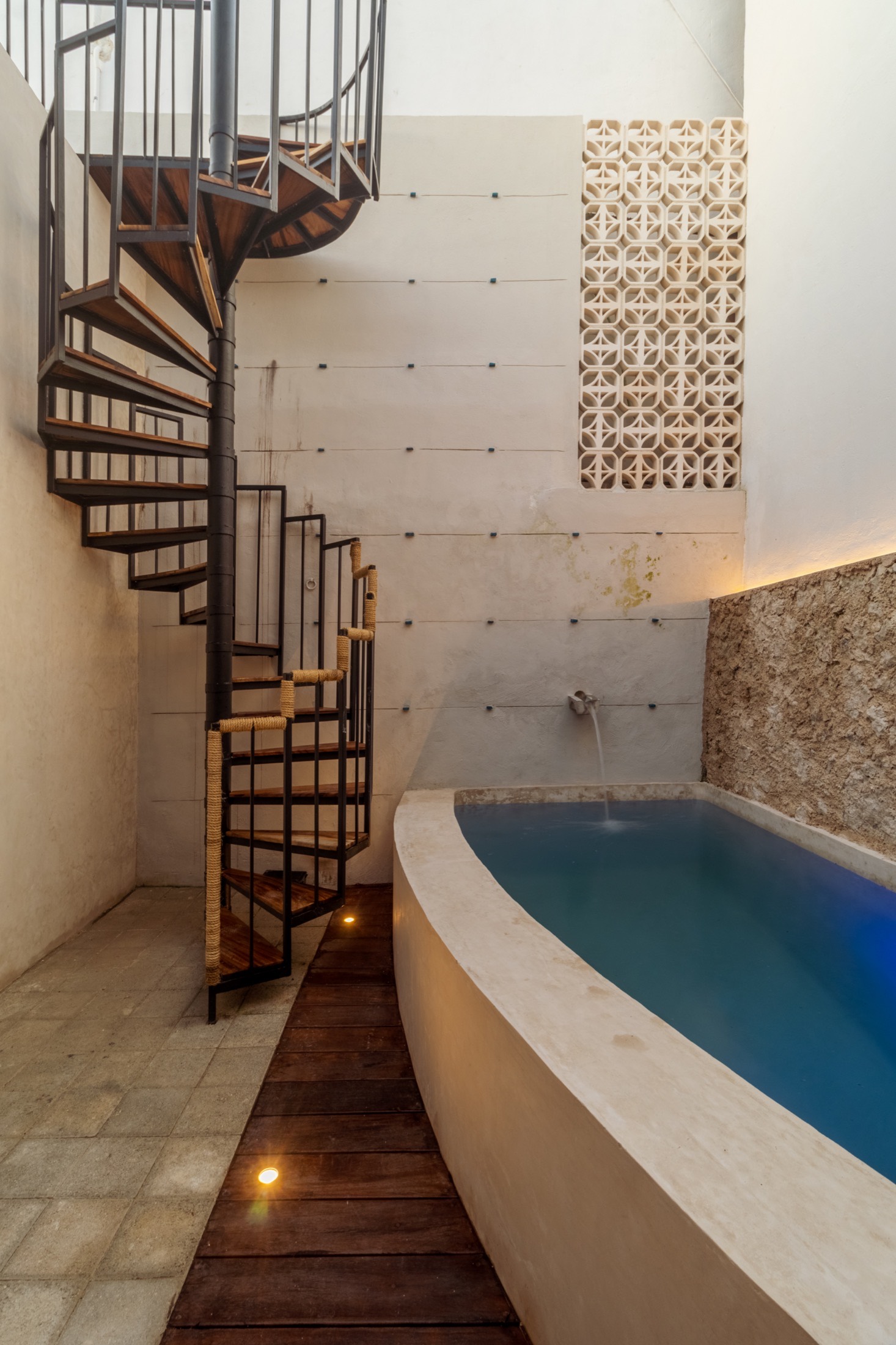 Vista al patio desde habitación con tina